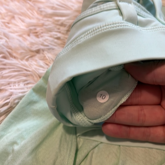 Lululemon athletica top size 10 w/ build in bra & removable cup inserts - Picture 13 of 17